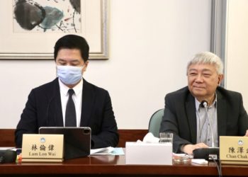 Apparent third version new Macau gaming law says no direct cross-shareholdings between concessionaires or their 5% shareholders, indirect ok