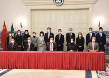 Six incumbents formally sign 10-year casino concession contracts with the Macau government