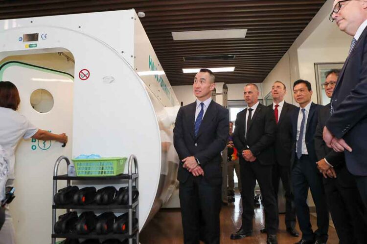 Melco Chairman and CEO Lawrence Ho visits Manila hospital built by company’s charitable arm