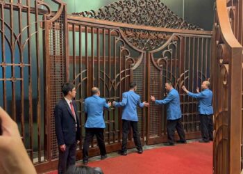 Macau satellite casino Ponte 16 officially closes with hundreds of locals gathering to witness the event
