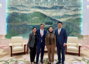 Bill Hornbuckle and MGM China executive team meet with China’s Vice Premier He Lifeng to discuss tourism collaboration
